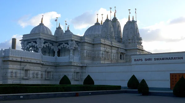 The impressive building of Neasden Temple called BAPS Shri Swaminarayan Mandir in London - LONDON, ENGLAND - DECEMBER 10, 2019 — Stock Photo, Image