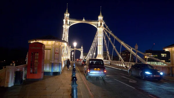 Utcai forgalom az Albert hídon London éjjel - London, Anglia - 2019. december 10. — Stock Fotó