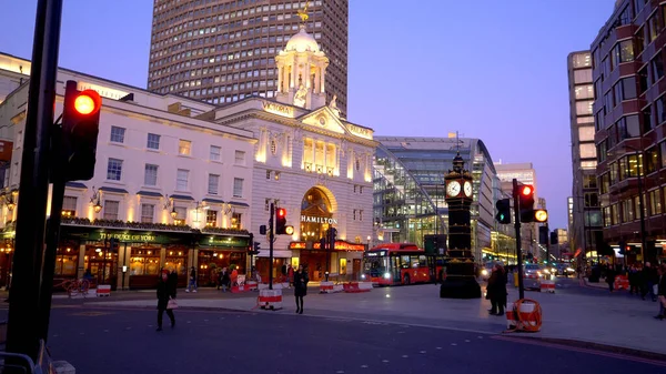 Victoria Street London på kvällen - London, England - 10 december 2019 — Stockfoto