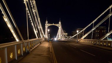 Londra Albert Köprüsü 'nde aydınlatılmış Köprü - Londra, İngiltere - 10 Aralık 2019