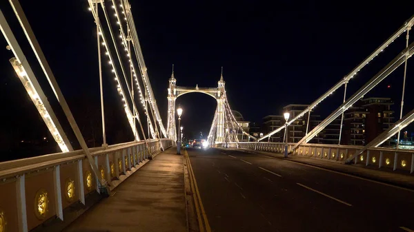 Belyst bro i London Albert Bridge - London, England - 10 december 2019 — Stockfoto