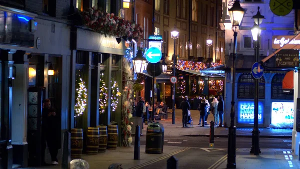 Abend Street View in London zur Weihnachtszeit - london, england - 10. Dezember 2019 — Stockfoto