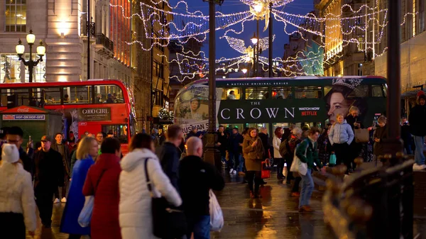 London piccadilly circus an weihnachten - london, england - dez 10, 2019 — Stockfoto