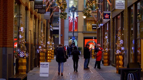 Bela pista em Londres West End - LONDRES, ENGLÂNDIA - DEZEMBRO 10, 2019 — Fotografia de Stock