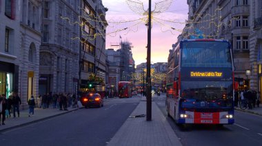 Londra Piccadilly Noel zamanı akşam görüşü - Londra, İngiltere - 10 Aralık 2019