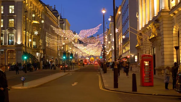 Prachtige straatdecoratie met kerst in Londen - Londen, Engeland - 10 december 2019 — Stockfoto