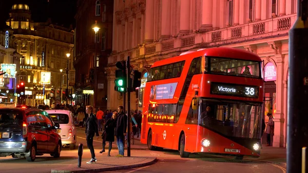 Röd buss Piccadilly Circus London på natten - London, England - 10 december 2019 — Stockfoto