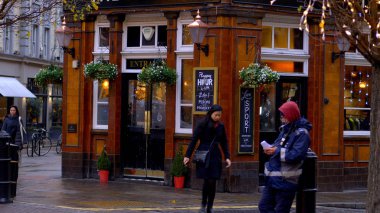 Londra 'daki Seven Dials' daki İrlanda barı - Londra, İngiltere - 10 Aralık 2019