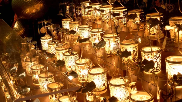 Mini carrosséis de velas no Mercado de Natal - LONDRES, ENGLÂNDIA - DEZEMBRO 10, 2019 — Fotografia de Stock