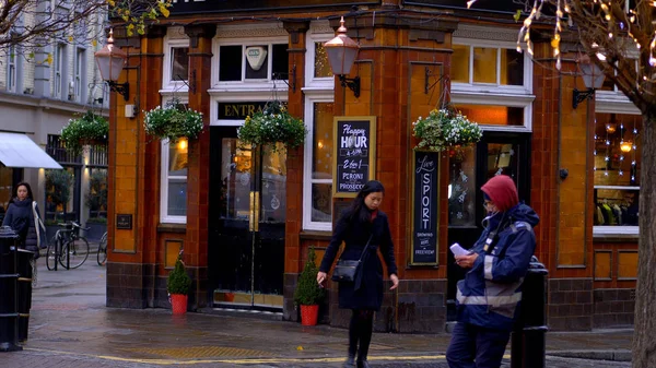 Irish pub at seven dials in london - london, england - dezember 10, 2019 — Stockfoto