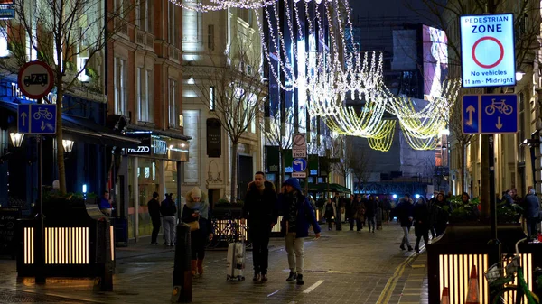 Удивительные рождественские украшения на улицах Лондона - ЛОНДОН, Англия - ДЕКАБРЬ 11, 2019 — стоковое фото