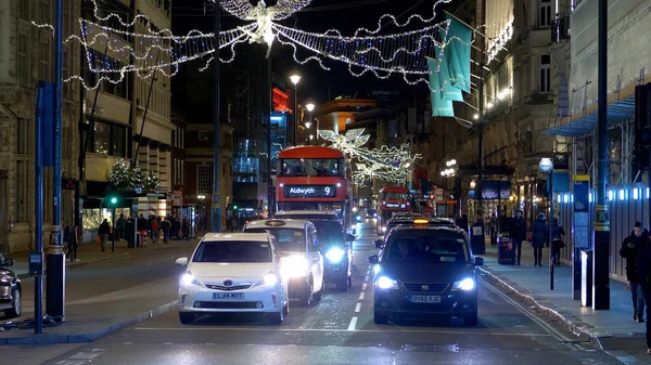 Typical street view in London by night - Λονδίνο, Αγγλία - 10 Δεκεμβρίου 2019 — Φωτογραφία Αρχείου