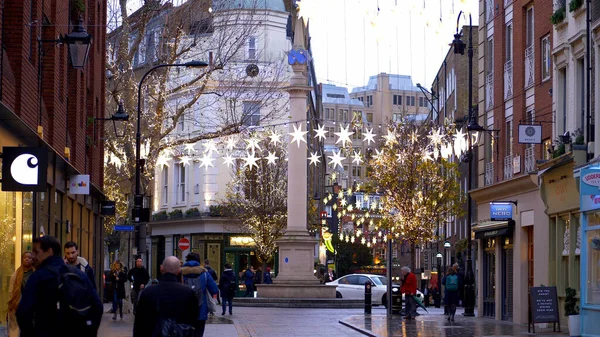 Schöne sieben Zifferblätter Bezirk in London zur Weihnachtszeit - london, england - 10. Dezember 2019 — Stockfoto