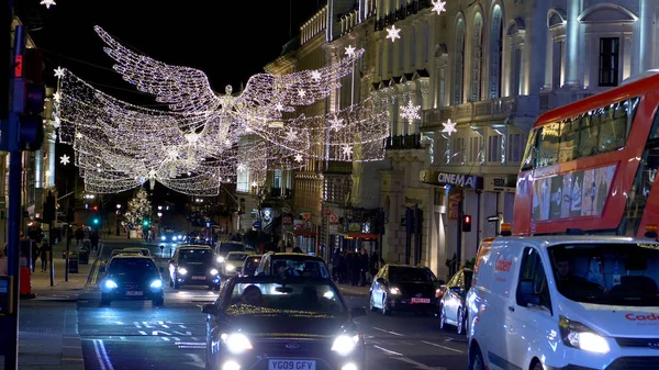 Ünnepi karácsonyi dekoráció London utcáin - London, Anglia - 2019. december 10. — Stock Fotó