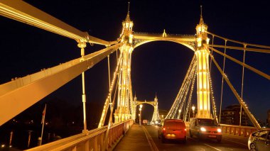 Londra Albert Köprüsü üzerinde araba sürmek - Londra, İngiltere - 10 Aralık 2019