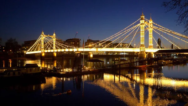 Maravillosa vista sobre Albert Bridge en Londres — Foto de Stock