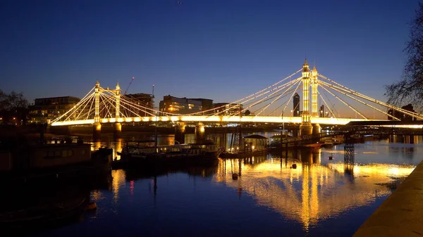 Чудовий краєвид через міст Альберта в Лондоні. — стокове фото