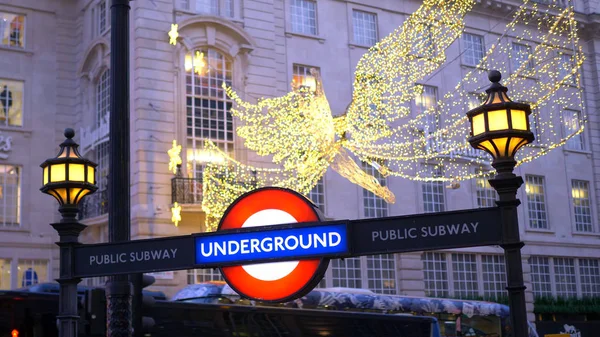 伦敦地铁站在圣诞节期间 2019年12月10日 — 图库照片