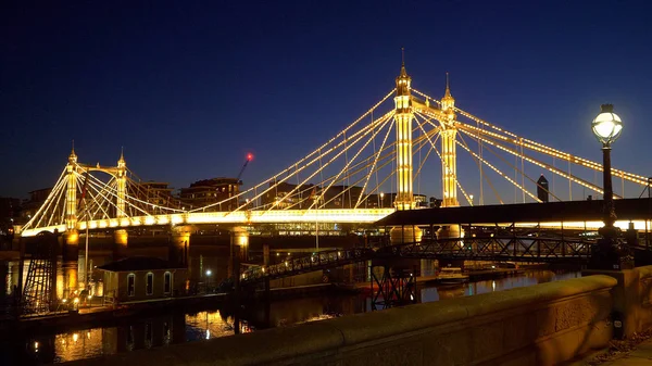 Fantastiska Albert Bridge på Battersea London — Stockfoto