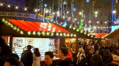 Londra 'daki güzel Noel Pazarı - Londra, İngiltere - 10 Aralık 2019