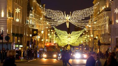Londra kırmızı otobüsleri Noel zamanı - Londra, İngiltere - 10 Aralık 2019