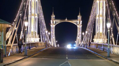 Londra 'da gece vakti Albert Köprüsü' nde trafik - Londra, Birleşik Krallık - 10 Aralık 2019