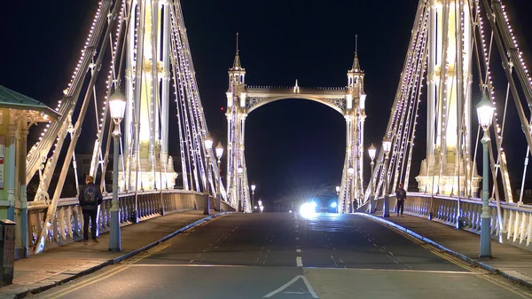 Κίνηση Στο Albert Bridge Την Νύχτα Λονδίνο Λονδίνο Ηνωμένο Βασίλειο — Φωτογραφία Αρχείου