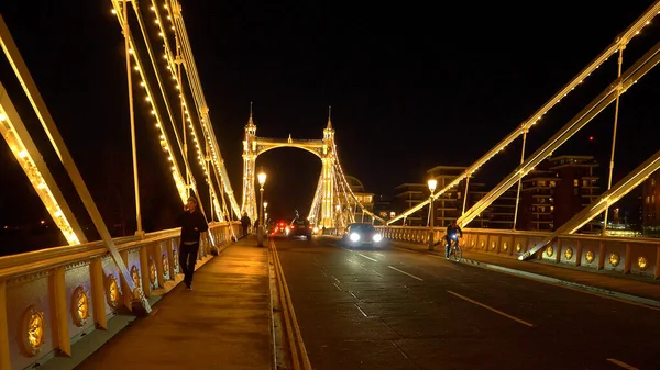 Κυκλοφορία Στο Διάσημο Albert Bridge Στο Λονδίνο Λονδίνο Ηνωμένο Βασίλειο — Φωτογραφία Αρχείου