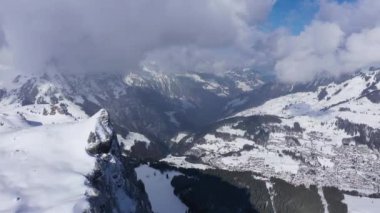 Kışın İsviçre 'nin Engelberg köyünün hava görüntüsü - hava görüntüleri