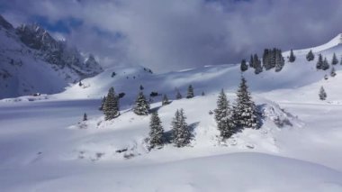 Dağlardaki olağanüstü güzel kar manzarası - hava uçuş görüntüleri  