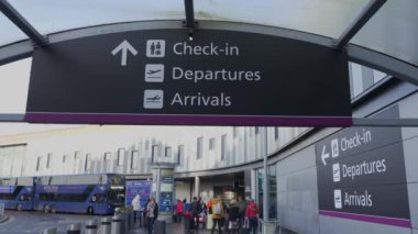 Edinburgh Havaalanı 'ndaki yön işaretleri - EDINBURGH, BİRLİK KINGDOM - 10 HAZİRAN 2020