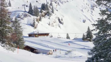 Güneşli bir kış gününde Alpler 'de tipik kar manzaraları - seyahat görüntüleri
