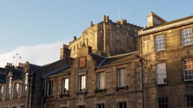 Castlerock 'taki Edinburgh Şatosu - güneşli bir günde harika bir manzara - Edinburgh, İngiltere - 10 Ocak 2020