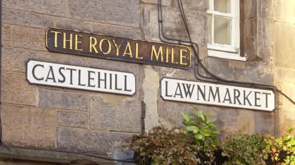 Sinais Rua Castlehill Lawnmarket Royal Mile Edimburgo Edinburgh Reino Unido — Vídeo de Stock