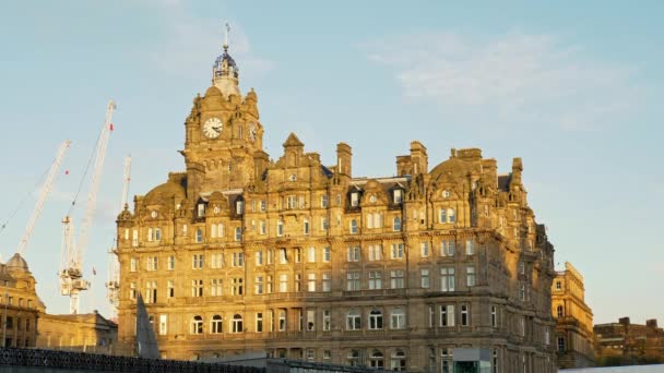 Slavný Balmoral Hotel Edinburghu Při Západu Slunce Cestovní Fotografie — Stock video