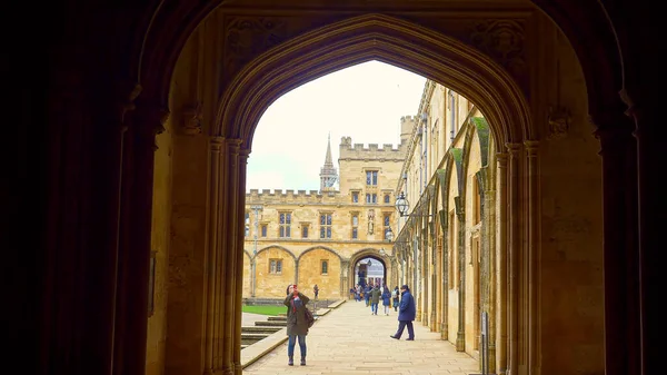 Christ Church Cathedral and Oxford University in Oxford England - OXFORD, ENGLAND - JANUARY 3, 2020 — Stock Photo, Image