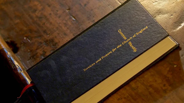 Prayer book in the Christ Church Cathedral in Oxford - OXFORD, RUSSIAN - JANUARY 3, 2020 — стоковое фото