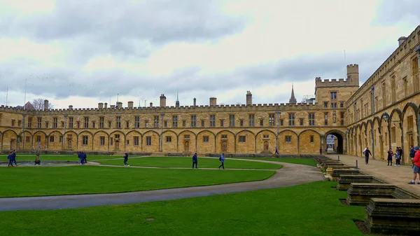 Catedral de la Iglesia de Cristo y la Universidad de Oxford en Oxford Inglaterra - OXFORD, INGLATERRA - 3 DE ENERO DE 2020 —  Fotos de Stock