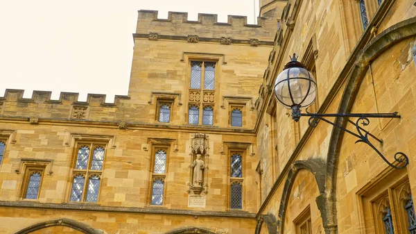 Christ Church Cathedral and Oxford University in Oxford England - OXFORD, ENGLAND - JANUARY 3, 2020 — Stock Photo, Image