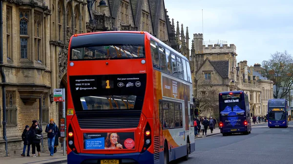 Oxford University Press vid High Street - OXFORD, ENGLAND - JANUARI 3, 2020 — Stockfoto