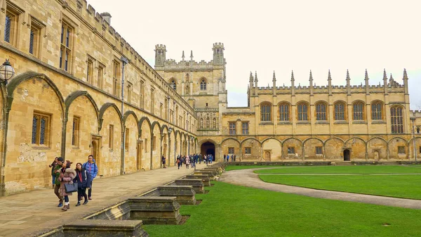 Christ Church Cathedral and Oxford University in Oxford England - OXFORD, ENGLAND - JANUARY 3, 2020 — Stockfoto