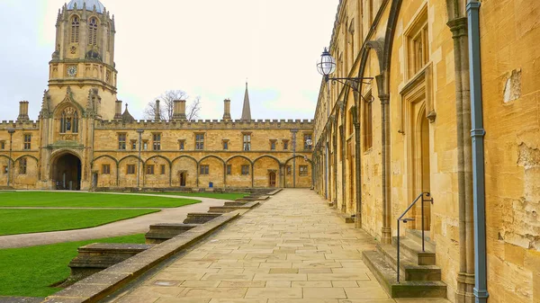 Catedral de la Iglesia de Cristo y la Universidad de Oxford en Oxford Inglaterra - OXFORD, INGLATERRA - 3 DE ENERO DE 2020 —  Fotos de Stock