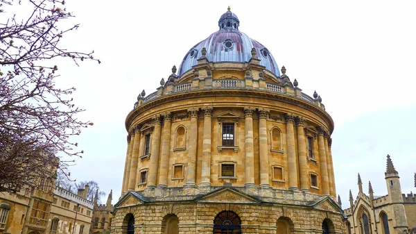 Universitetskyrkan i Oxford i England - OXFORD, ENGLAND - JANUARI 3, 2020 — Stockfoto
