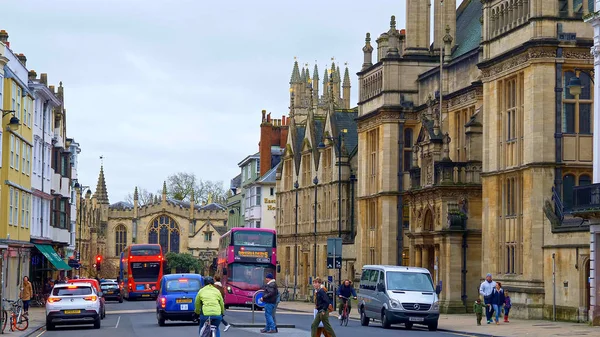 Paragem de ônibus Queens Lane em Oxford, na Inglaterra - OXFORD, ENGLAND - JANEIRO 3, 2020 — Fotografia de Stock