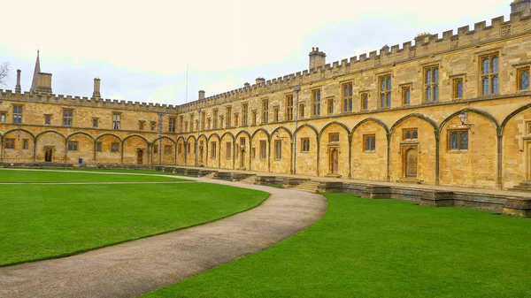 Catedral de la Iglesia de Cristo y la Universidad de Oxford en Oxford Inglaterra - OXFORD, INGLATERRA - 3 DE ENERO DE 2020 —  Fotos de Stock