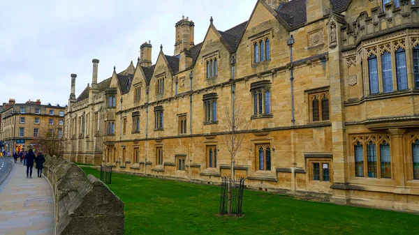 Merton Street in Oxford England - OXFORD, ENGLAND - JANUARY 3, 2020 — Stock Photo, Image