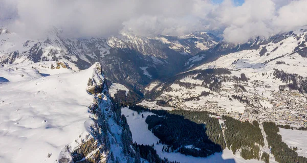 Montañas cubiertas de nieve - un día de invierno en los Alpes - vista aérea —  Fotos de Stock