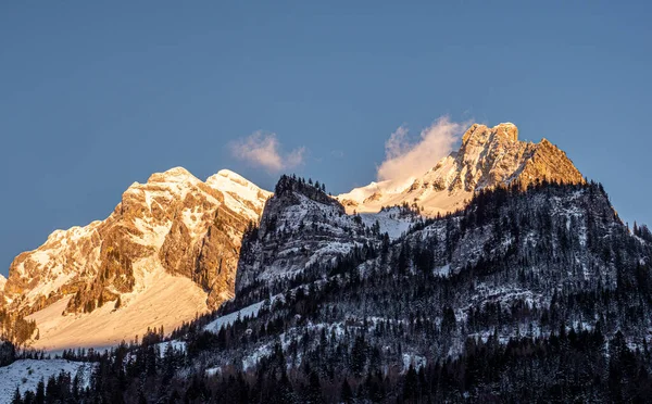 Merveilleux paysage hivernal enneigé dans les Alpes - vue aérienne — Photo