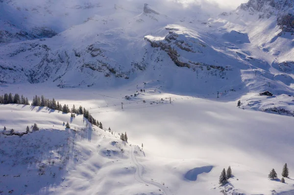 Wunderschöne verschneite Winterlandschaft in den Alpen - Luftaufnahme — Stockfoto