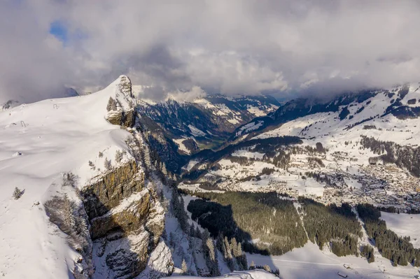 Dağlardaki olağanüstü güzel kar manzarası - hava uçuş görüntüleri — Stok fotoğraf